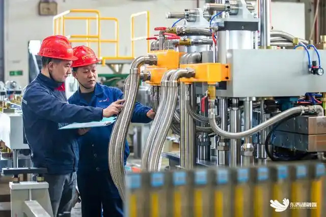 科研小組在總裝車間查看設備參數