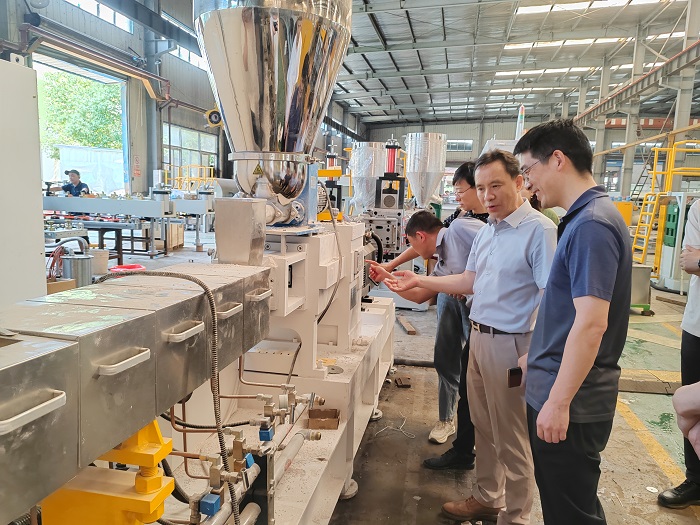 桐城市委副書記、市長劉存磊一行領導蒞臨武漢現代精工，共探塑料包裝產業新發展