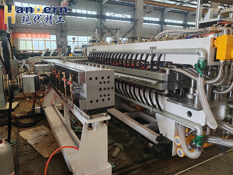 全自動PE鋼包片材生產線2