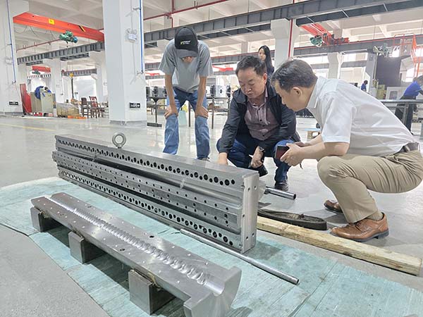 瞿院士參觀模具生產(chǎn)加工車間